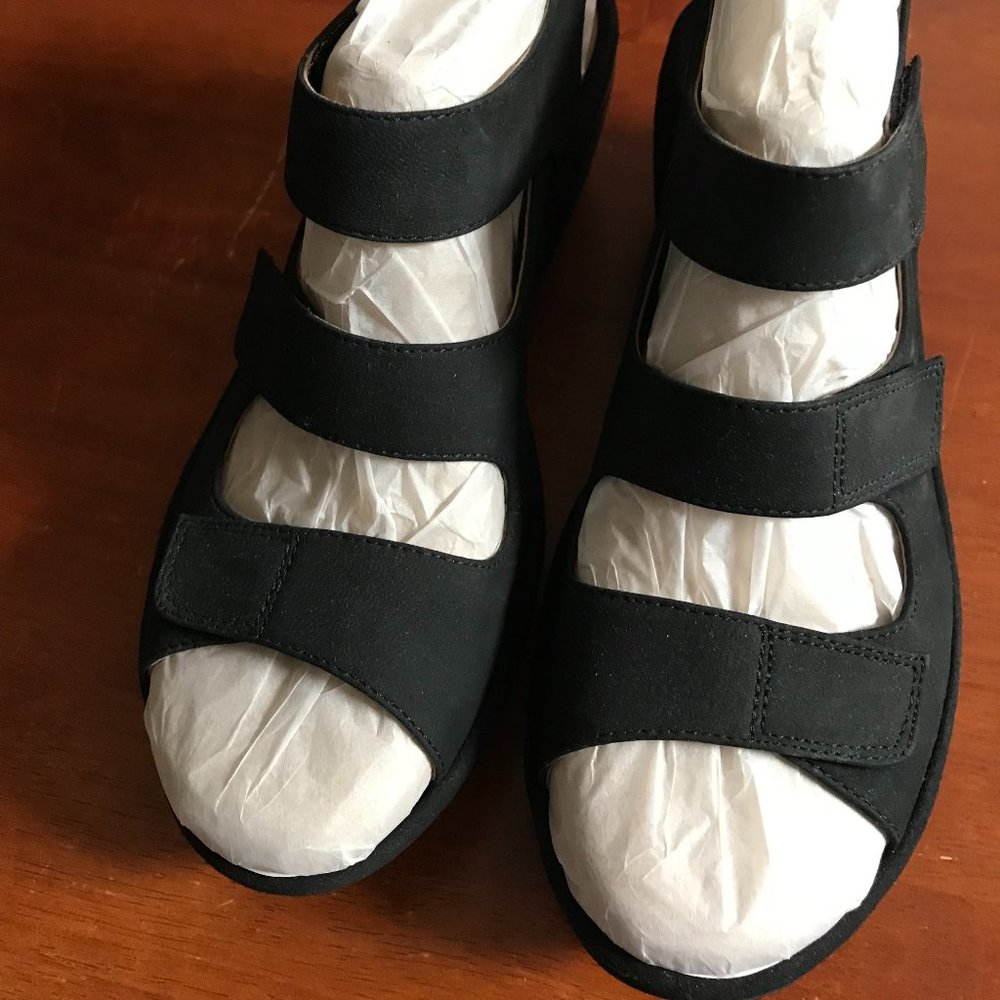 Clark's Collection leather upper shoes in black, size 9W, 3 adjustable straps.